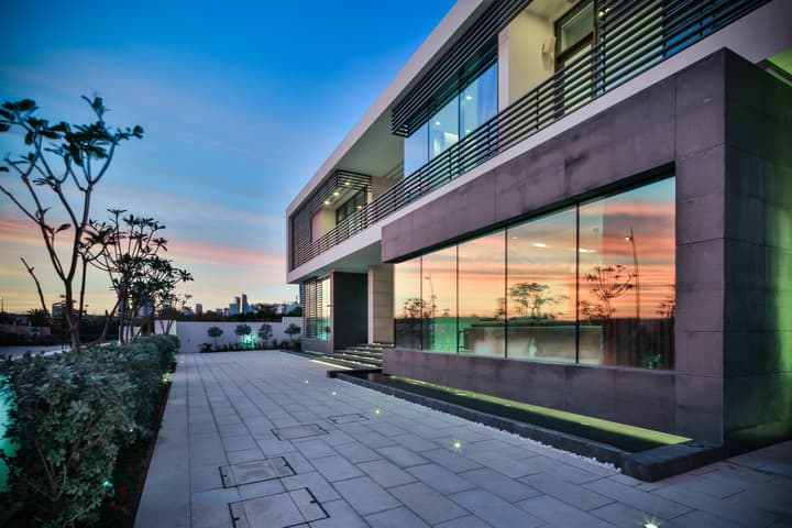 Contemporary Show Mansion – District One — photograph 4