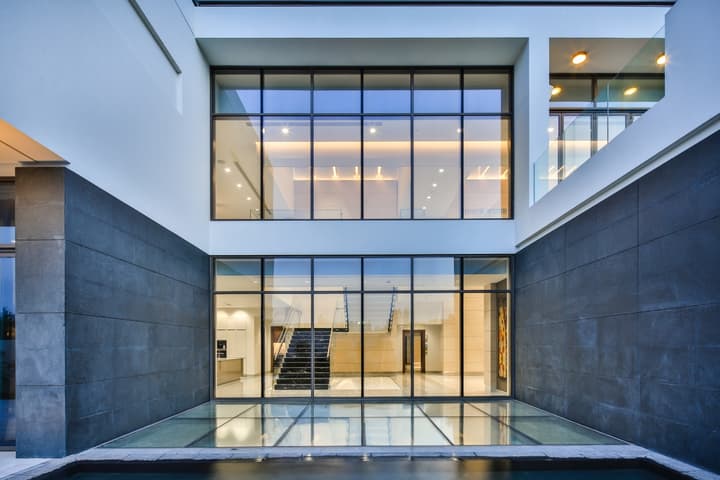 Contemporary Show Mansion – District One — photograph 12