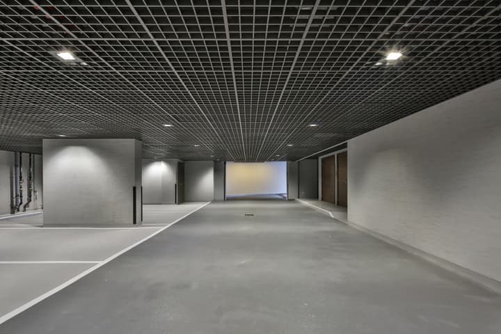 Contemporary Show Mansion – District One — photograph 39