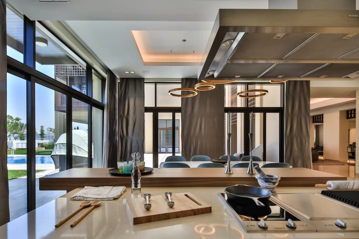 Modern Arabic Show Mansion – District One — photograph 14