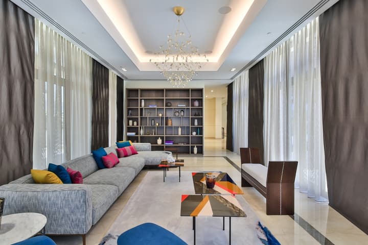 Modern Arabic Show Mansion – District One — photograph 16